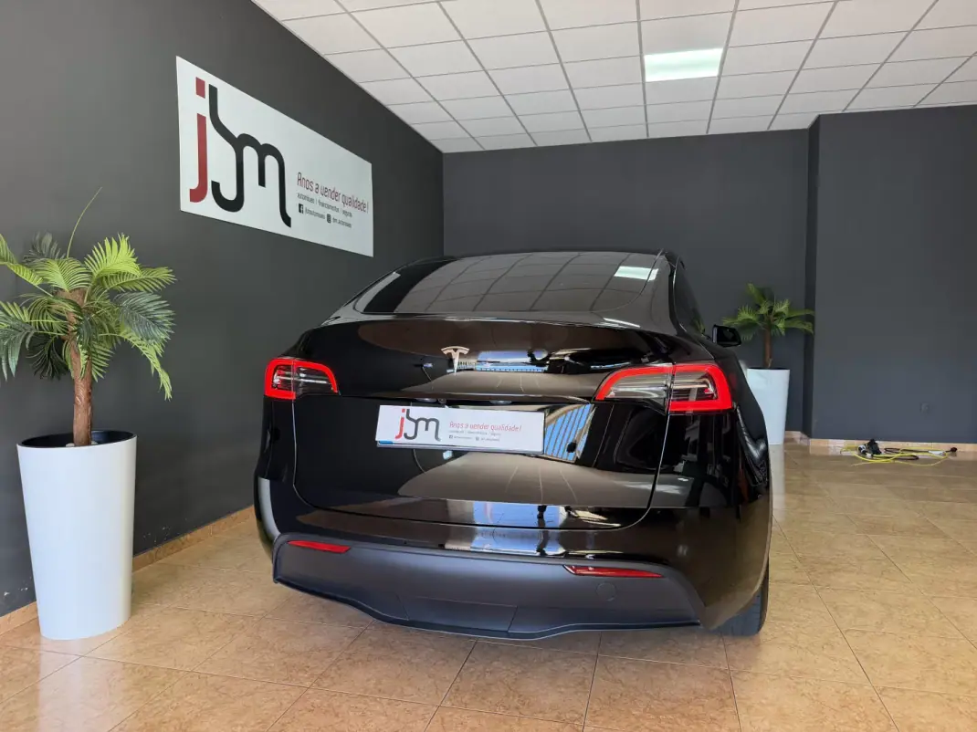 Tesla Model Y 2023 - 36500 EUR, 16200 km - 16200km - foto 4 de 15