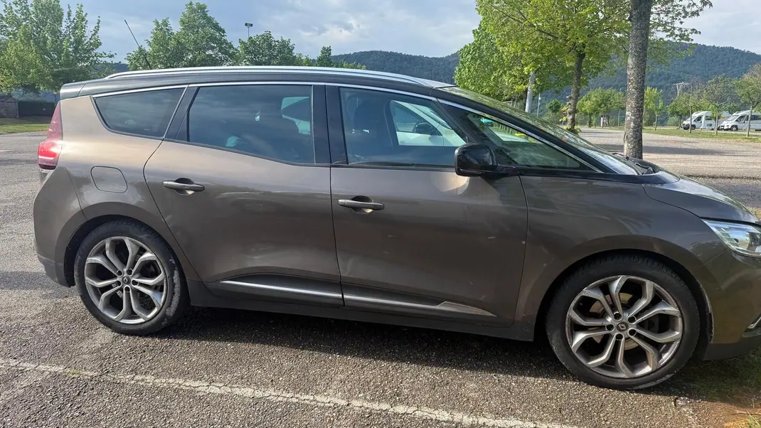 Renault Grand Scénic 2018 - 8999 EUR, 255 km - AUTO.MOTO.pt - 255km - foto 2 de 10