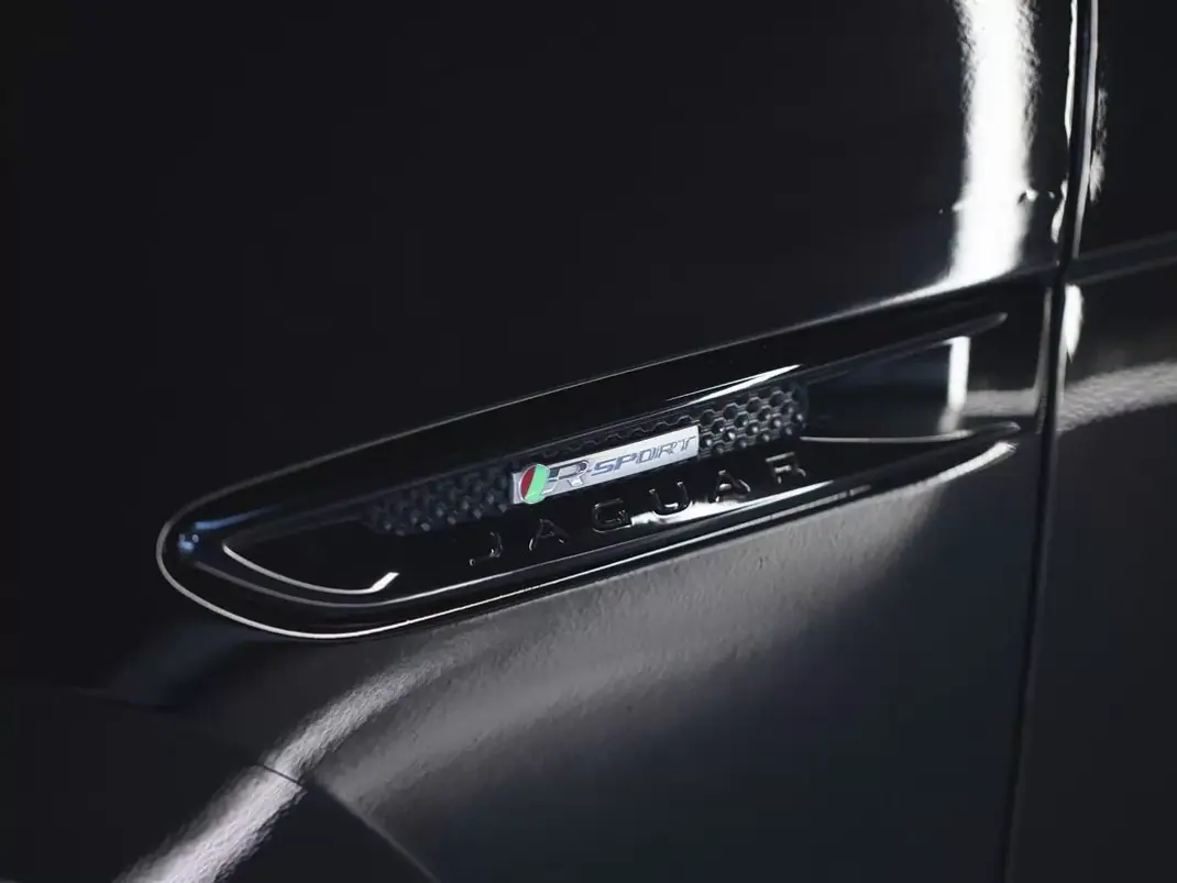 Jaguar F-Pace 2017 - 24990 EUR, 151545 km - AUTO.MOTO.pt - 151545km - foto 11 de 23