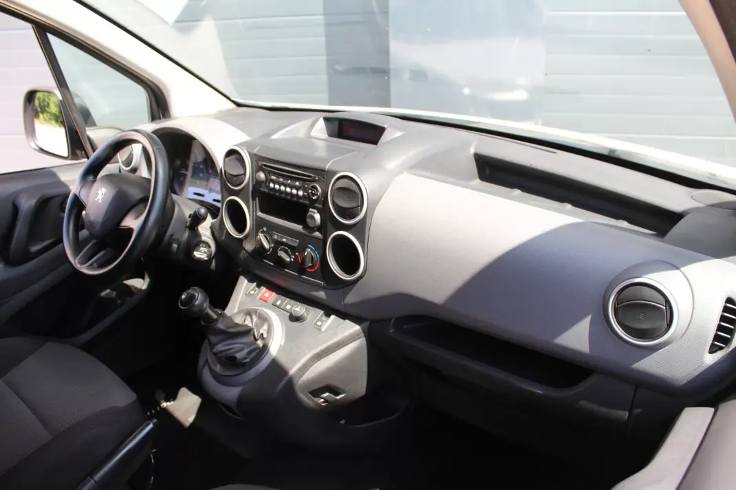 Peugeot Partner 1.6 Blue-HDi Confort L1 2018 - 10000 EUR, 235830 km - AUTO.MOTO.pt - 235830km - foto 14 de 17