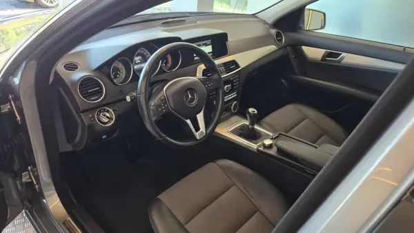 Mercedes-Benz C 180 2014 - 9900 EUR, 299370 km - AUTO.MOTO.pt - 299370km - foto 35 de 52