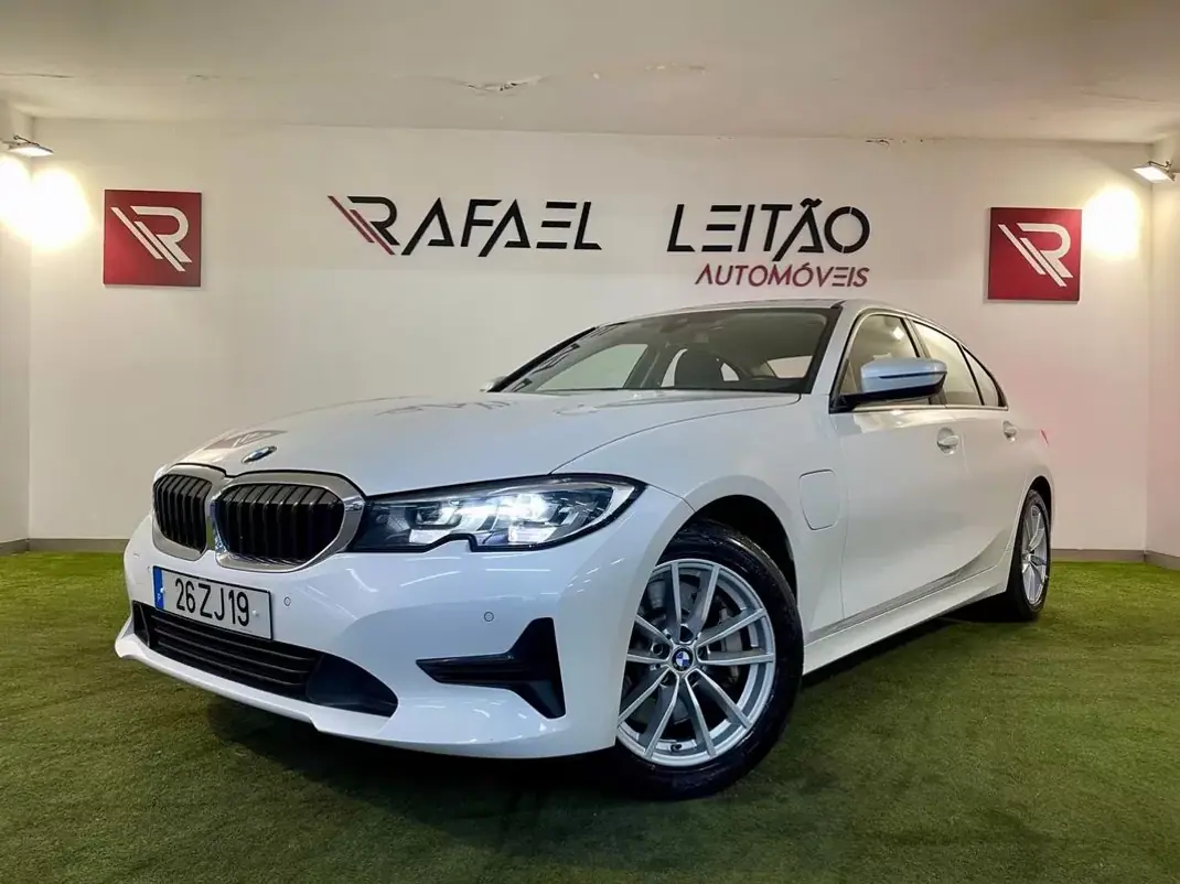 BMW 330 2019 - 23450 EUR, 115000 km - AUTO.MOTO.pt - 115000km - foto 1 de 36