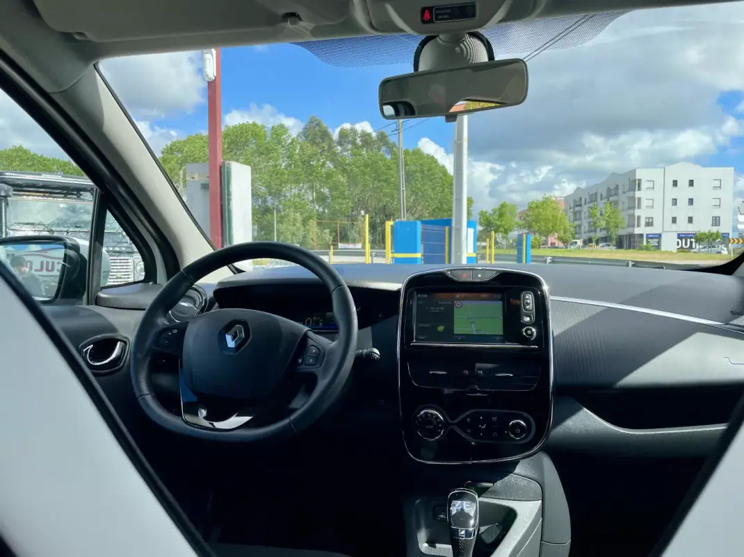 Renault Zoe 2019 - 12750 EUR, 46662 km - AUTO.MOTO.pt - 46662km - foto 17 de 32