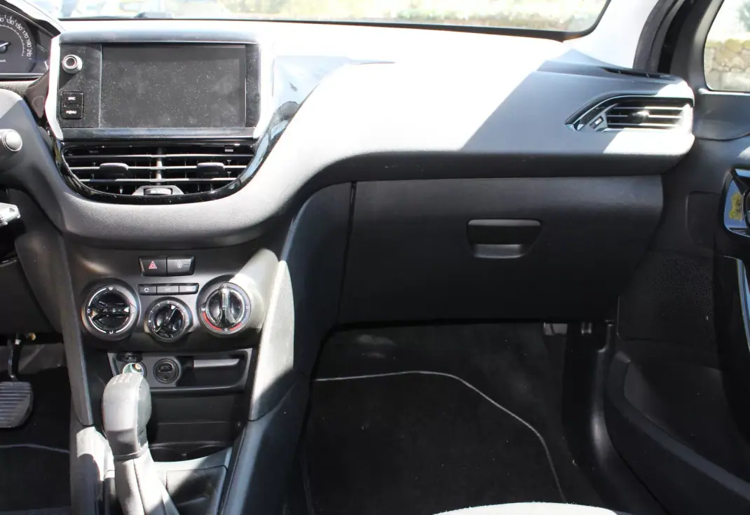 Peugeot 208 2018 - 9990 EUR, 109000 km - AUTO.MOTO.pt - 109000km - foto 20 de 27