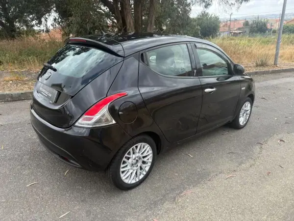 Lancia Ypsilon 2013 - 5990 EUR, 135000 km - AUTO.MOTO.pt - 135000km - foto 4 de 26