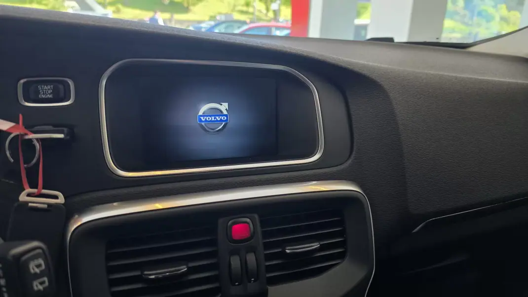 Volvo V40 Cross Country 2013 - 9900 EUR, 239930 km - AUTO.MOTO.pt - 239930km - foto 41 de 55