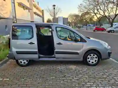 Peugeot Partner 2018 - 14990 EUR, 190000 km - AUTO.MOTO.pt - 190000km - foto 8 de 12