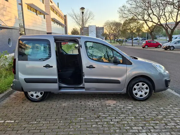 Peugeot Partner 2018 - 14990 EUR, 190000 km - AUTO.MOTO.pt - 190000km - foto 8 de 12
