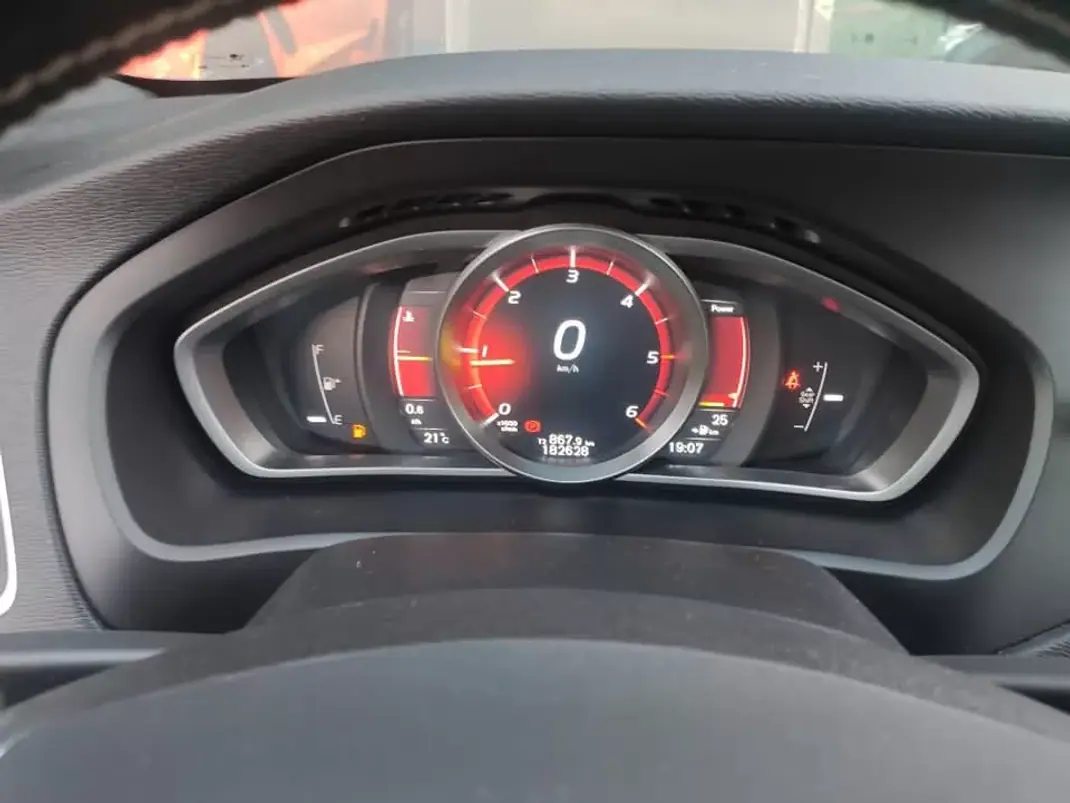 Volvo V40 2018 - 17500 EUR, 185000 km - AUTO.MOTO.pt - 185000km - foto 28 de 28