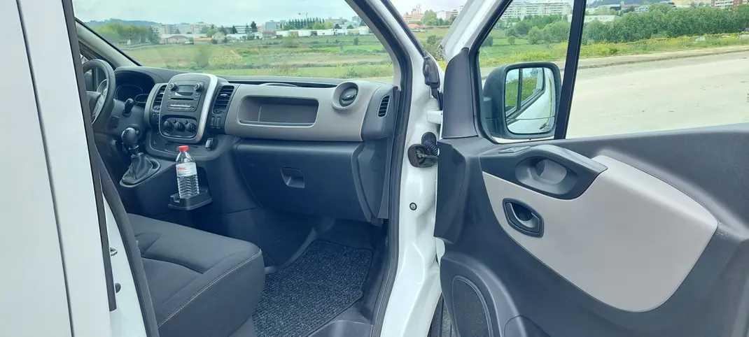 Renault Trafic 2018 - 14750 EUR, 190500 km - AUTO.MOTO.pt - 190500km - foto 11 de 13