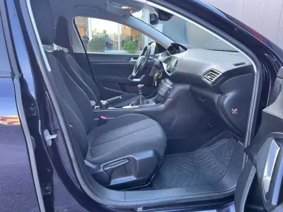Peugeot 308 2019 - 10900 EUR, 131000 km - AUTO.MOTO.pt - 131000km - foto 25 de 27