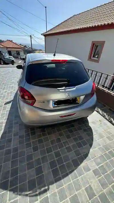 Peugeot 208 2019 - 8900 EUR, 93300 km - AUTO.MOTO.pt - 93300km - foto 2 de 10