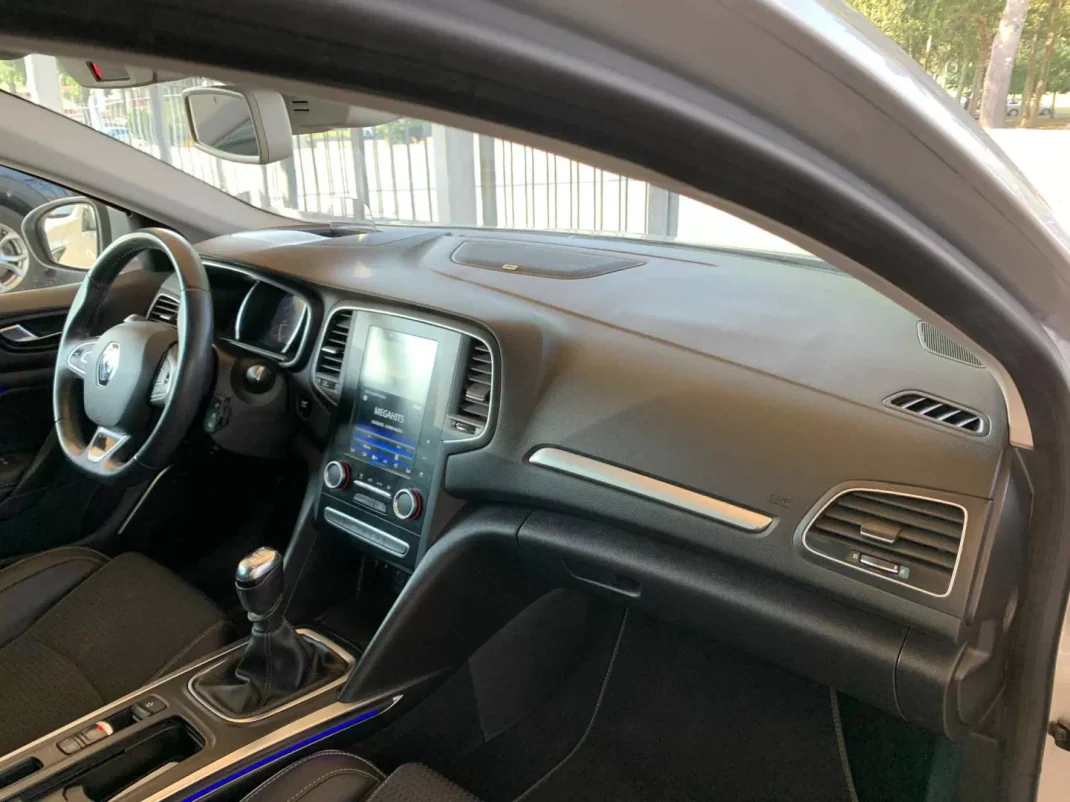 Renault Mégane 2017 - 16750 EUR, 88269 km - AUTO.MOTO.pt - 88269km - foto 32 de 35