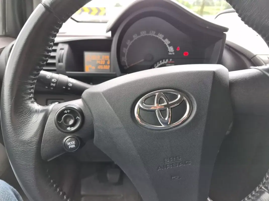 Toyota iQ 2011 - 7499 EUR, 126382 km - AUTO.MOTO.pt - 126382km - foto 20 de 25