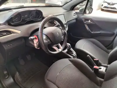 Peugeot 208 2017 - 10750 EUR, 96000 km - AUTO.MOTO.pt - 96000km - foto 7 de 12