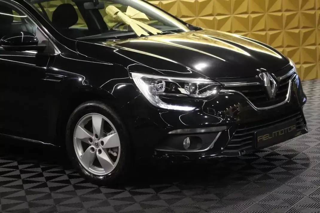 Renault Mégane Sport Tourer 2017 - 9900 EUR, 190000 km - AUTO.MOTO.pt - 190000km - foto 4 de 25