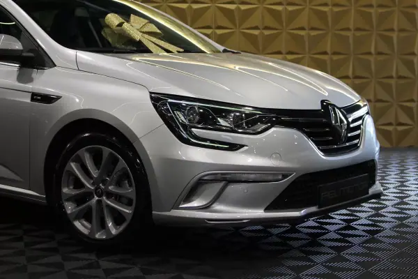 Renault Mégane Sport Tourer 2020 - 15900 EUR, 135000 km - AUTO.MOTO.pt - 135000km - foto 7 de 36