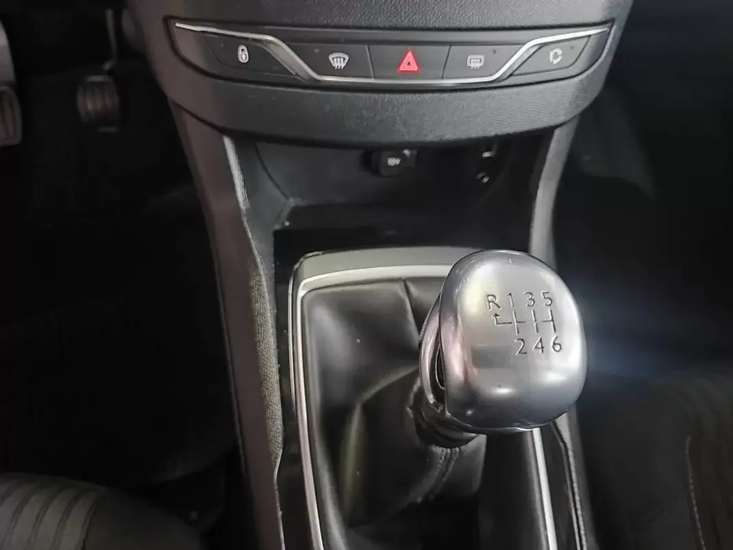 Peugeot 308 2014 - 9350 EUR, 207000 km - AUTO.MOTO.pt - 207000km - foto 33 de 34