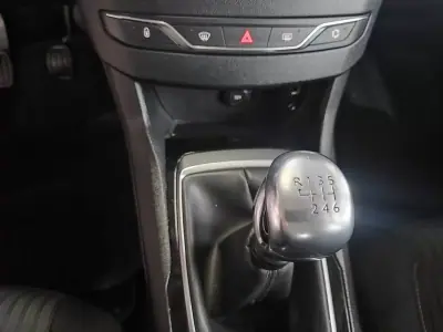 Peugeot 308 2014 - 9350 EUR, 207000 km - AUTO.MOTO.pt - 207000km - foto 33 de 34