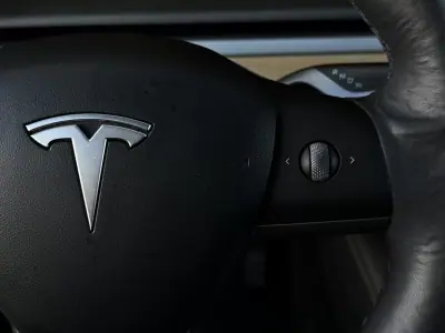 Tesla Model 3 2022 - 29990 EUR, 125900 km - AUTO.MOTO.pt - 125900km - foto 23 de 31