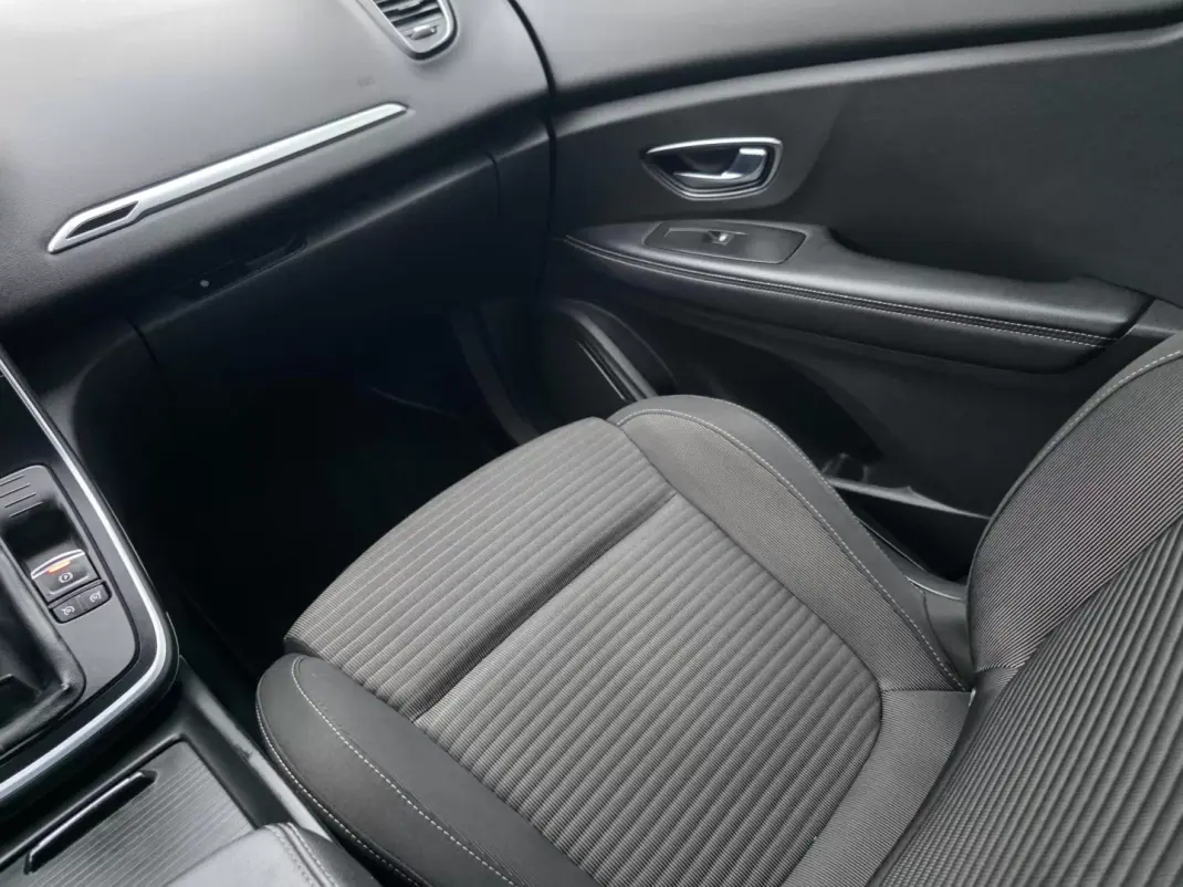 Renault Grand Scénic 2017 - 12750 EUR, 320000 km - AUTO.MOTO.pt - 320000km - foto 37 de 40