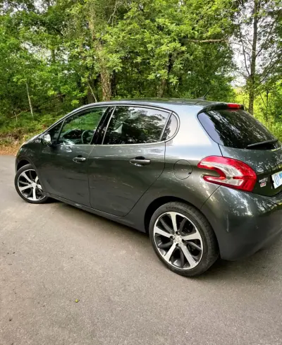 Peugeot 208 2012 - 8990 EUR, 124000 km - AUTO.MOTO.pt - 124000km - foto 10 de 25