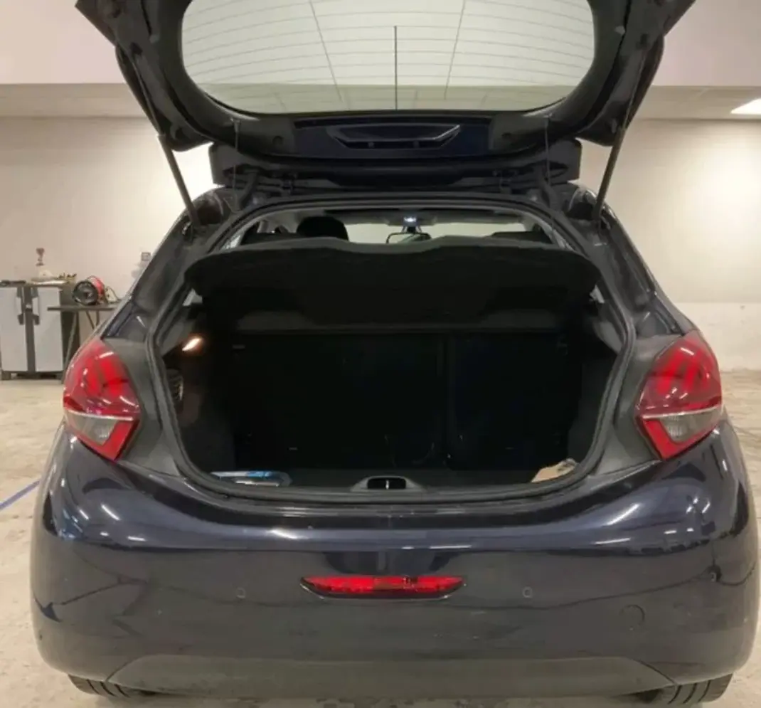 Peugeot 208 2017 - 8490 EUR, 137427 km - AUTO.MOTO.pt - 137427km - foto 4 de 5