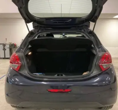 Peugeot 208 2017 - 8490 EUR, 137427 km - AUTO.MOTO.pt - 137427km - foto 4 de 5