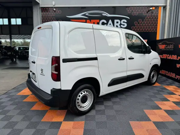 Peugeot Partner 2021 - 12900 EUR, 116841 km - AUTO.MOTO.pt - 116841km - foto 2 de 16