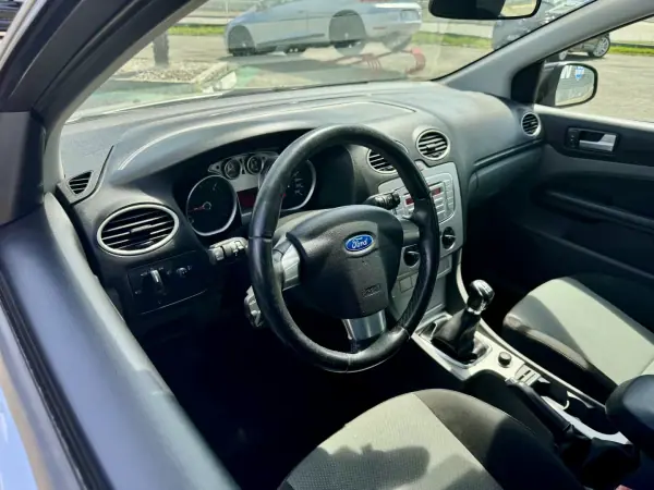 Ford Focus 2009 - 7250 EUR, 177000 km - AUTO.MOTO.pt - 177000km - foto 17 de 23