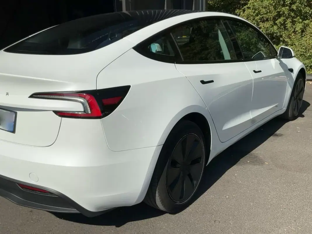 Tesla Model 3 2024 - 35900 EUR, 56621 km - 56621km - foto 12 de 15
