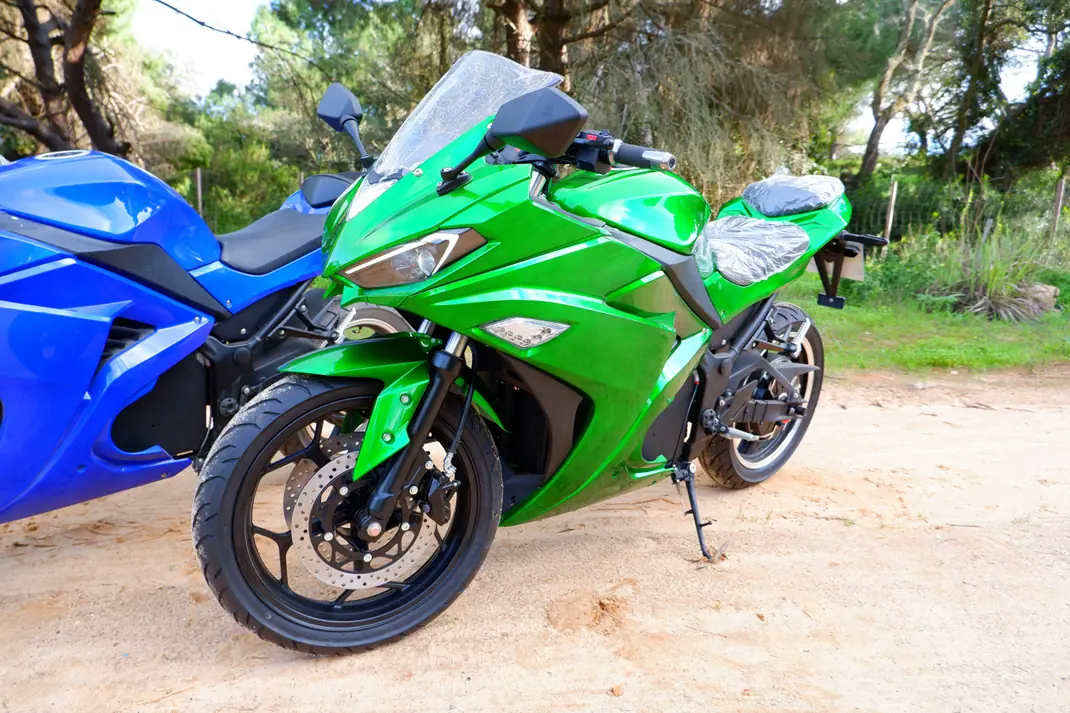 Kawasaki Ninja 400 2025 - 8610 EUR, 2 km - AUTO.MOTO.pt - 2km - foto 1 de 15