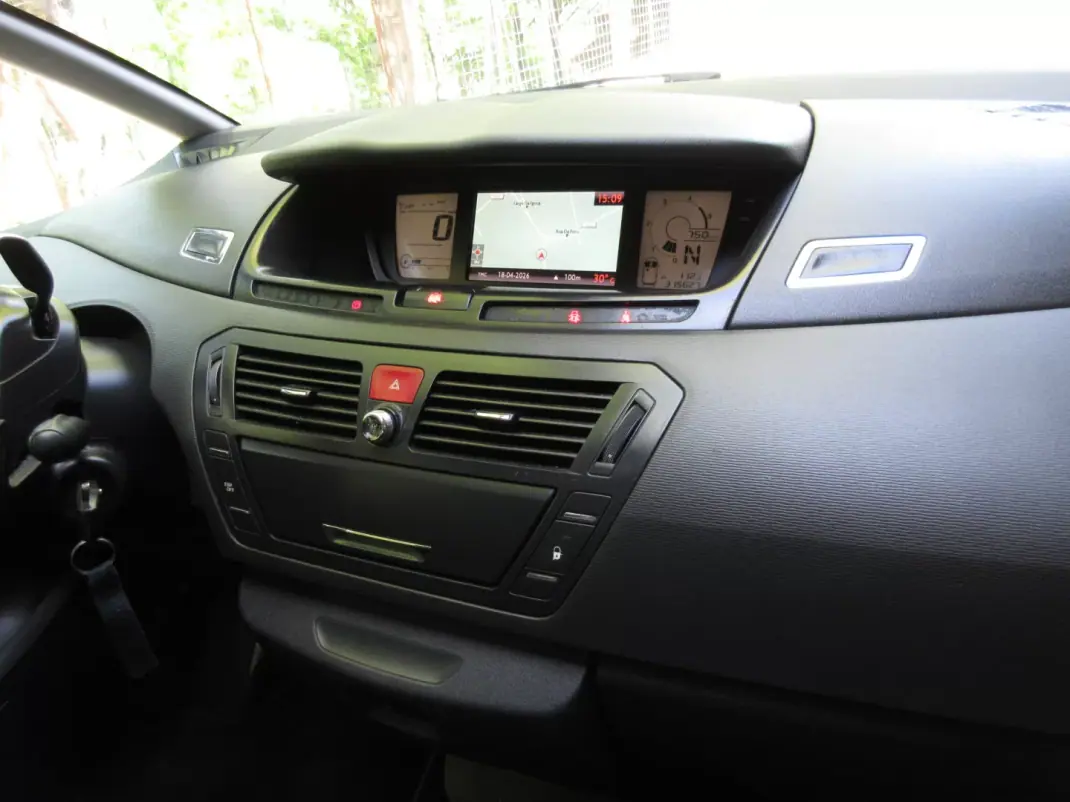 Citroën C4 Grand Picasso 2010 - 3490 EUR, 330000 km - AUTO.MOTO.pt - 330000km - foto 26 de 40