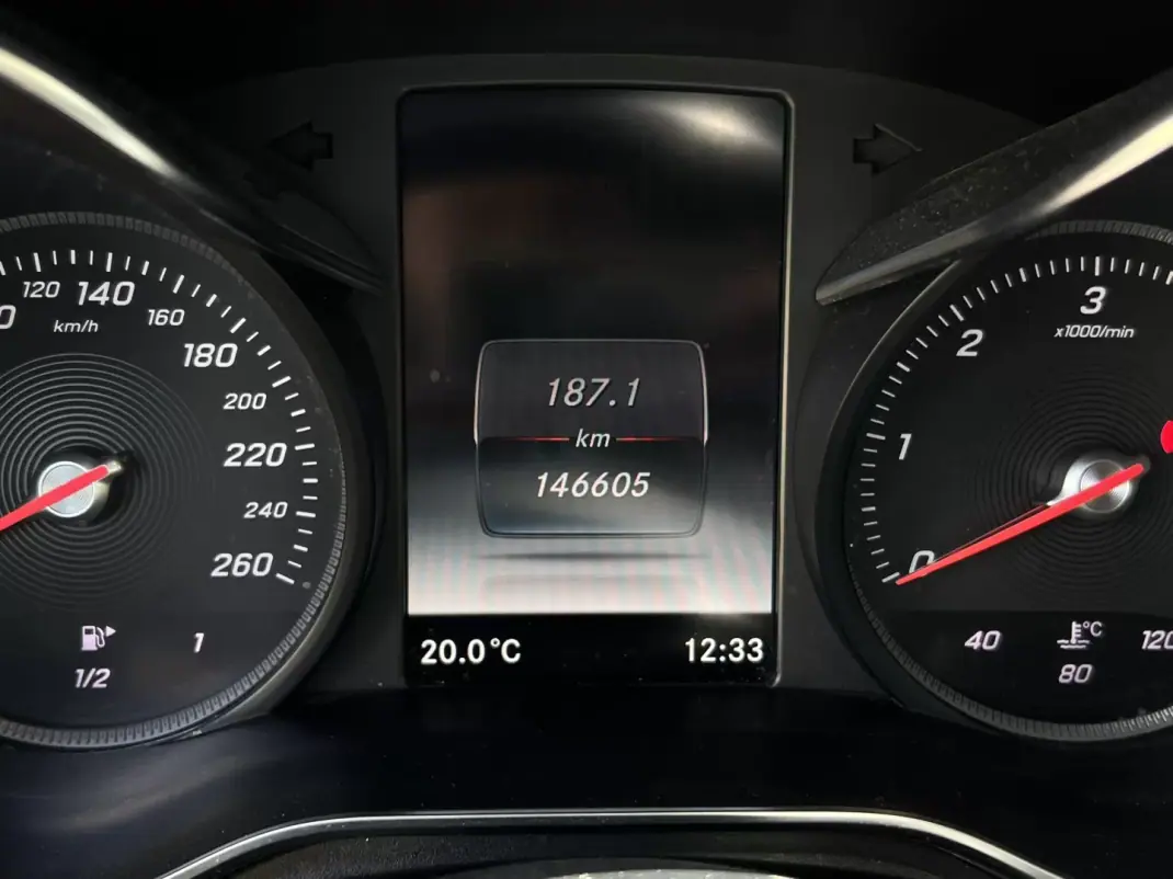 Mercedes-Benz GLC 250 2018 - 38900 EUR, 146605 km - AUTO.MOTO.pt - 146605km - foto 3 de 3