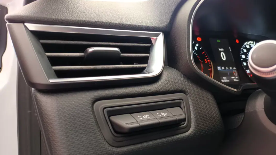 Renault Clio VAN 1.5 Blue DCi AIR NAV 2020 - 14220 EUR, 88186 km - AUTO.MOTO.pt - 88186km - foto 20 de 54