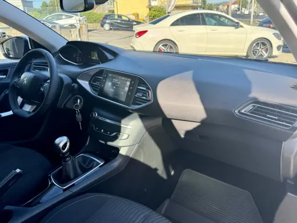 Peugeot 308 2018 - 9999 EUR, 120000 km - AUTO.MOTO.pt - 120000km - foto 7 de 19