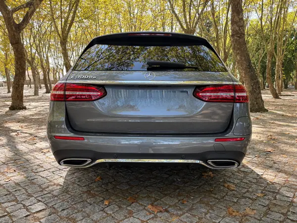 Mercedes-Benz E 300 2021 — foto 3 de 14