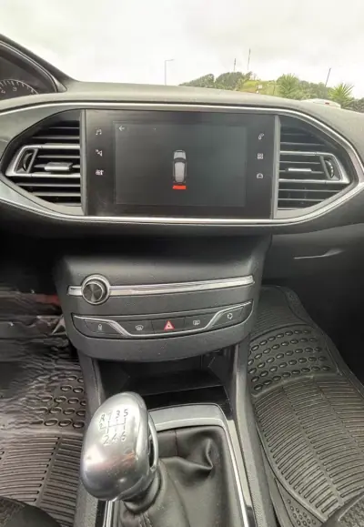 Peugeot 308 2018 - 16490 EUR, 149065 km - AUTO.MOTO.pt - 149065km - foto 10 de 14