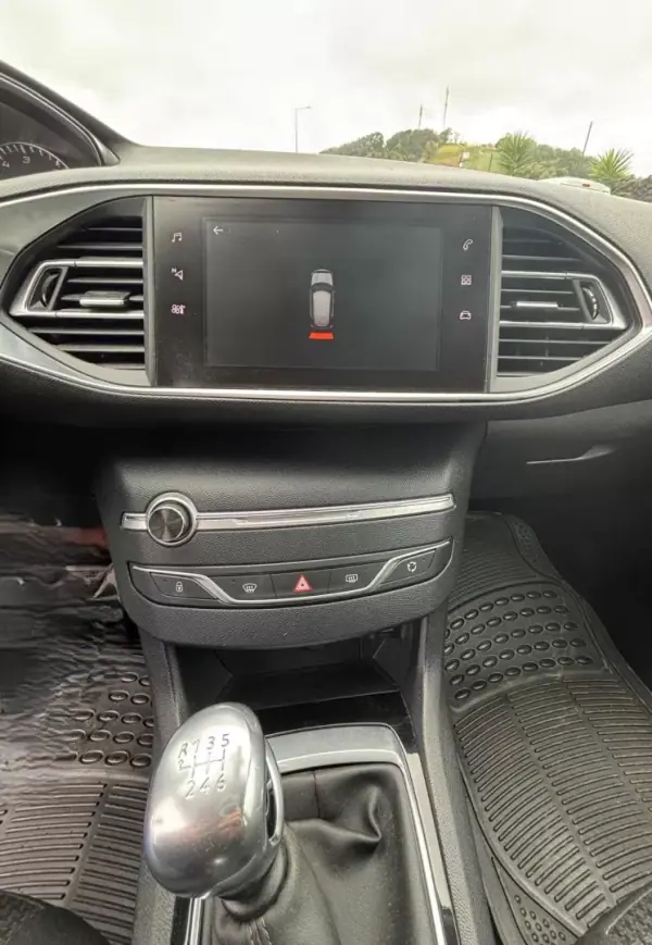 Peugeot 308 2018 - 15990 EUR, 149065 km - AUTO.MOTO.pt - 149065km - foto 10 de 14