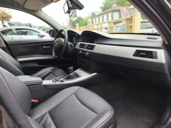 BMW 318 2010 - 8900 EUR, 360000 km - AUTO.MOTO.pt - 360000km - foto 18 de 27