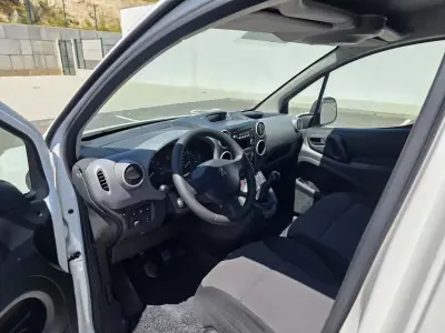 Peugeot Partner 2018 - 12990 EUR, 157000 km - AUTO.MOTO.pt - 157000km - foto 2 de 12