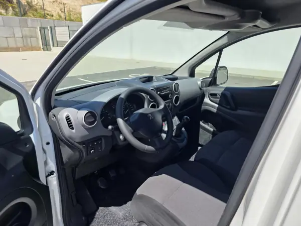 Peugeot Partner 2018 - 12990 EUR, 157000 km - AUTO.MOTO.pt - 157000km - foto 2 de 12