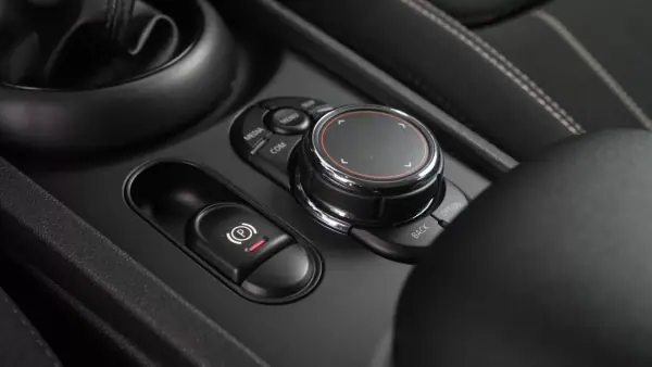 MINI Clubman 2018 - 24999 EUR, 131000 km - AUTO.MOTO.pt - 131000km - foto 27 de 37