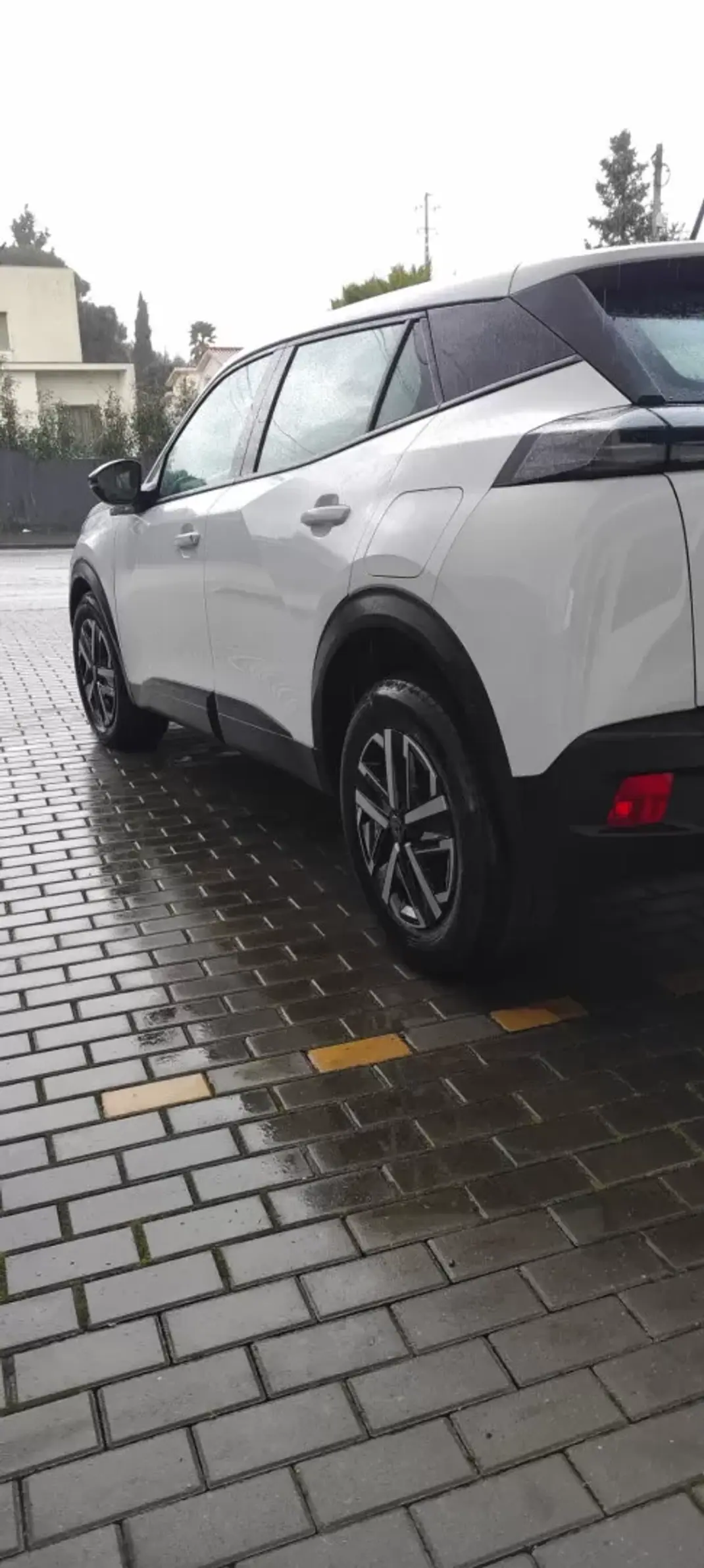 Peugeot 2008 2025 - 24750 EUR, 9700 km - AUTO.MOTO.pt - 9700km - foto 6 de 12