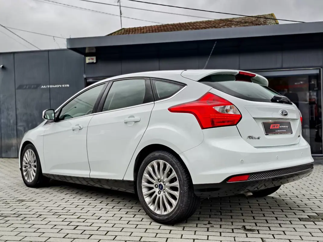 Ford Focus 2015 - 9250 EUR, 134990 km - AUTO.MOTO.pt - 134990km - foto 7 de 18