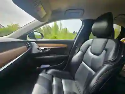 Volvo S90 2018 - 30000 EUR, 85000 km - AUTO.MOTO.pt - 85000km - foto 10 de 13