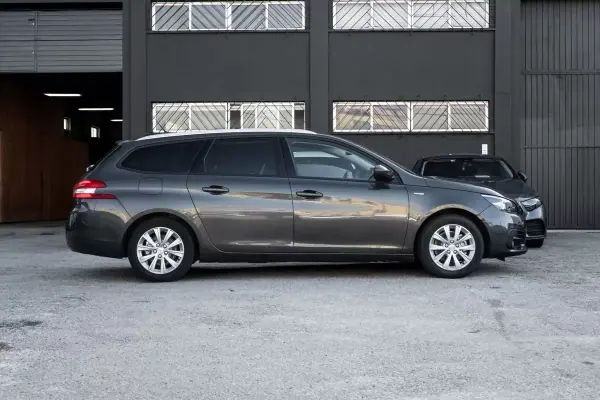 Peugeot 308 SW 2020 - 12999 EUR, 96900 km - 96900km - foto 3 de 21