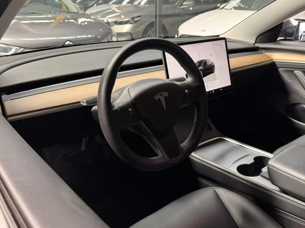 Tesla Model 3 2022 - 30990 EUR, 105300 km - AUTO.MOTO.pt - 105300km - foto 11 de 26
