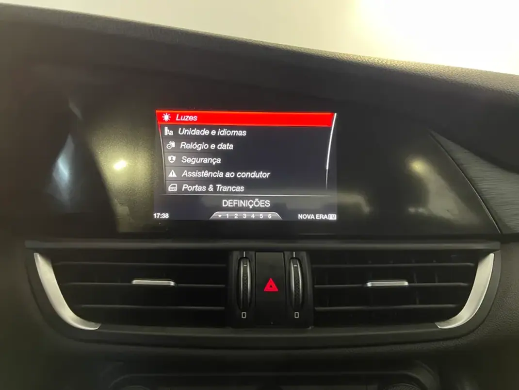 Alfa Romeo Giulia 2016 - 18500 EUR, 153000 km - AUTO.MOTO.pt - 153000km - foto 24 de 35