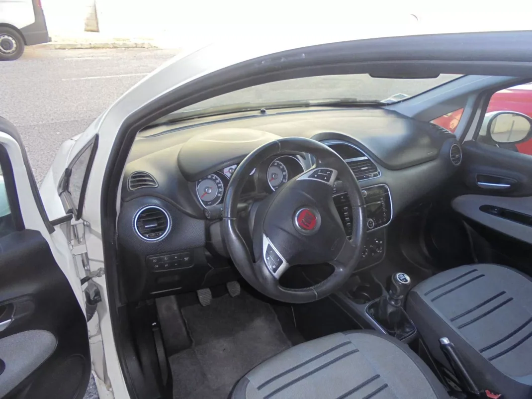 Fiat Punto 2010 - 5900 EUR, 147000 km - AUTO.MOTO.pt - 147000km - foto 16 de 28